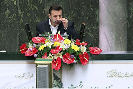 وزیر ارتباطات مغالطه می‌کند