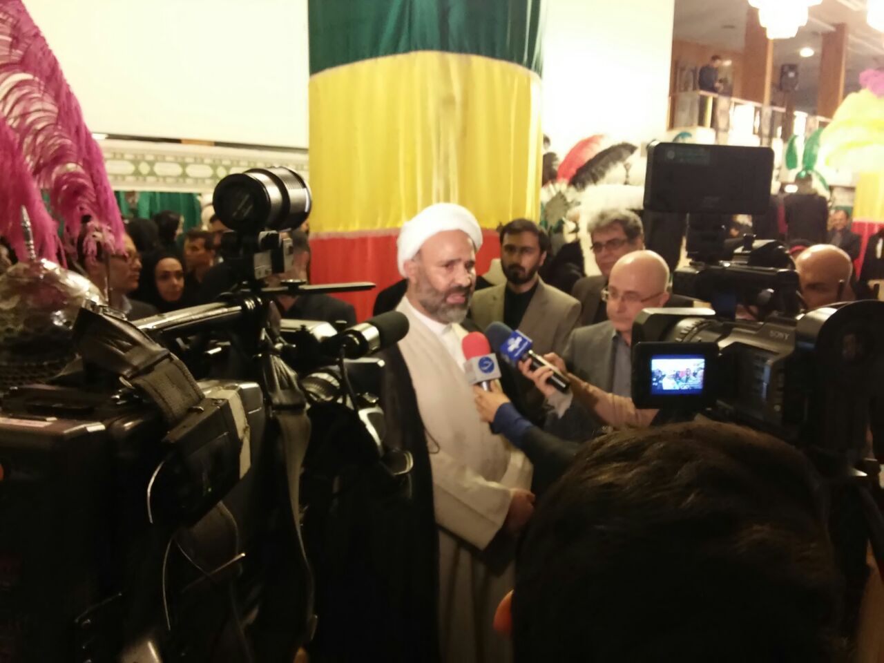 گزارش تصویری / بازدید حجت الاسلام پژمان فر از اولین نمایشگاه لباس عاشورایی