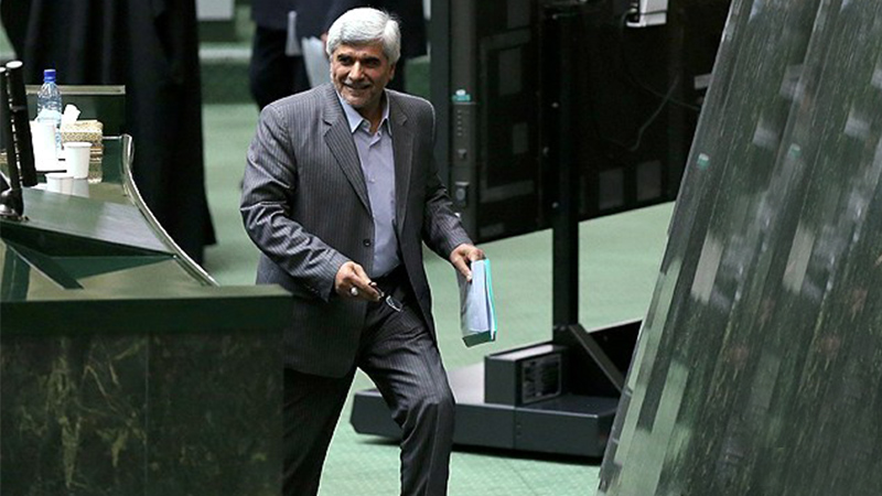 پژمان فر از پاسخ‌های وزیر علوم به طور مشروط قانع شد