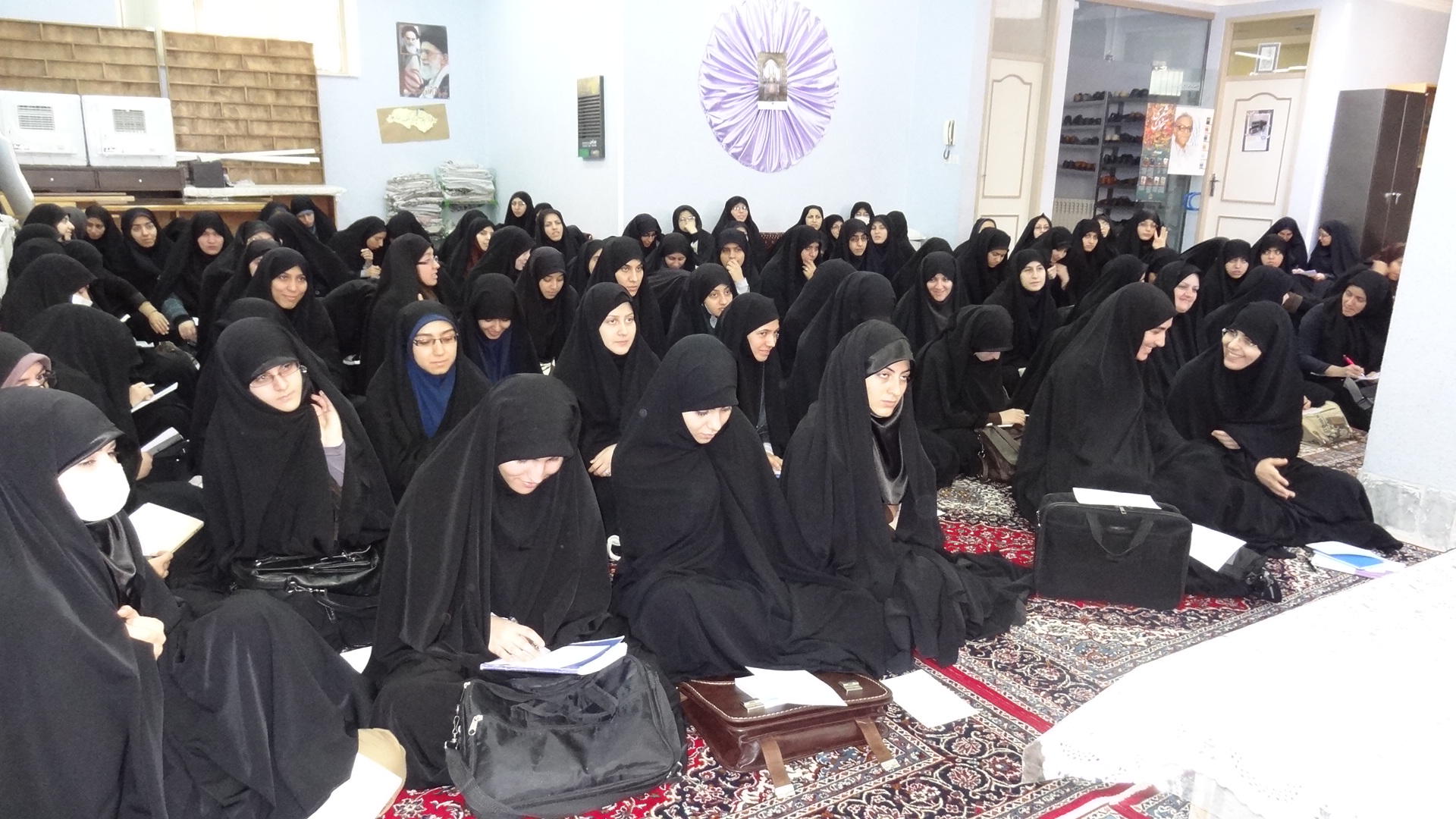 تقویت حوزه های علمیه خواهران نقش بی بدیلی در کاهش آسیب زایی حضور زنان در جامعه دارد