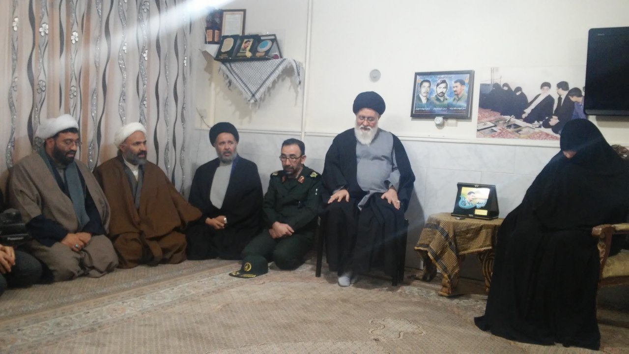 گزارش تصویری/دیدار حجت الاسلام پژمانفر با خانواده شهید معزز علیمردانی به همراه آیت الله علم اللهدی و سردار نظری فرمانده سپاه استان