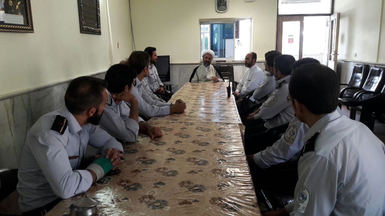 حضور حجت الاسلام پژمانفر در یکی از ایستگاه های آتش نشانی مشهد و شنیدن مسائل و مشکلات ایشان