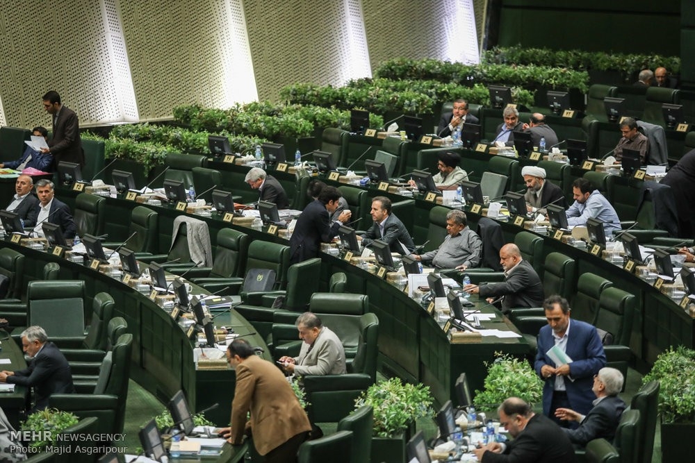 رئیس جمهور از کاخش بیرون بیاید و مستبدانه تصمیم نگیرد
